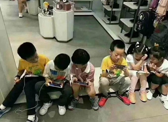 孩子玩手机.jpg